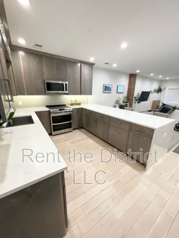 Building Photo - 1316 Staples St NE