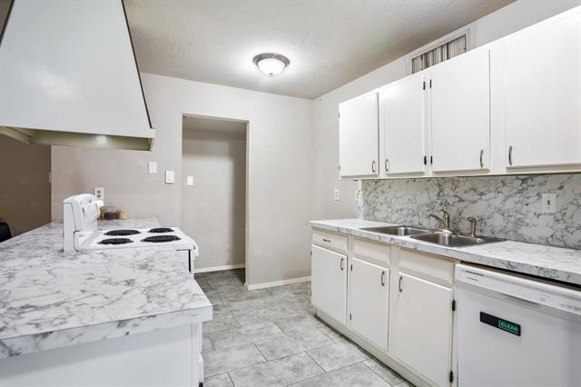 Building Photo - 122 W Way Dr