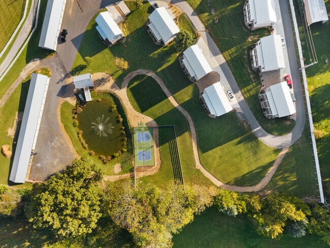 Building Photo - 1925 Lakeshore Dr