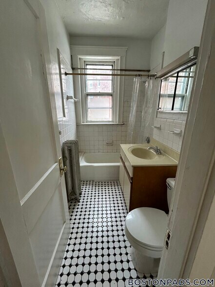 Building Photo - 1675 Beacon St