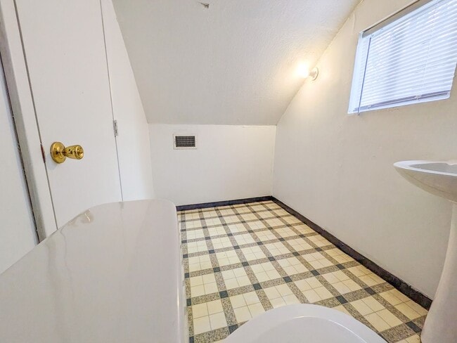 Building Photo - 3885 Park St