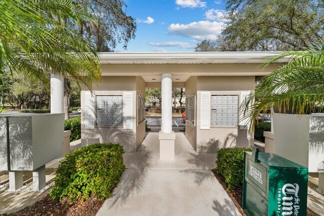 Building Photo - 5873 Fishhawk Ridge Dr