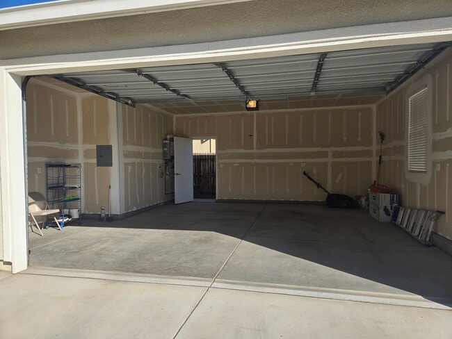 Building Photo - 3 Br 2 Bath Available 12/1