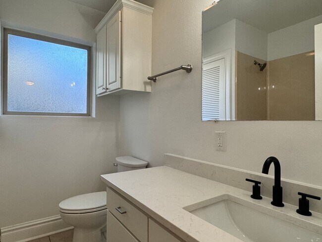 Building Photo - 627 W 2nd St