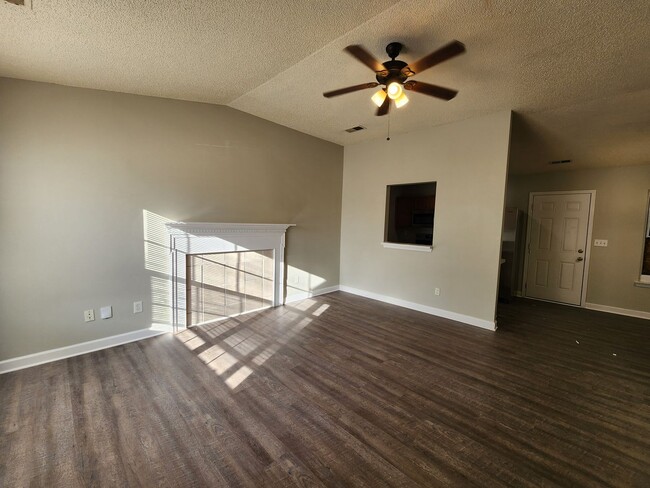 Building Photo - 3 Bedroom Home Near University Area