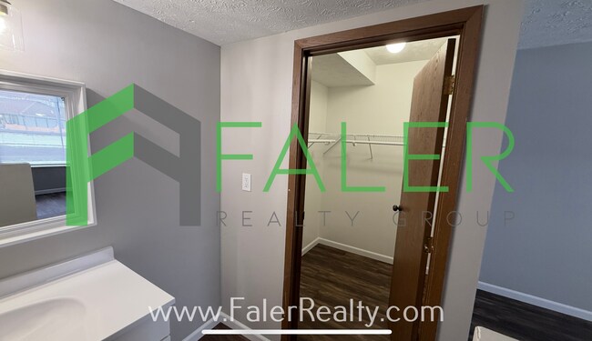 Building Photo - 5265-5303 Belle Isle Dr