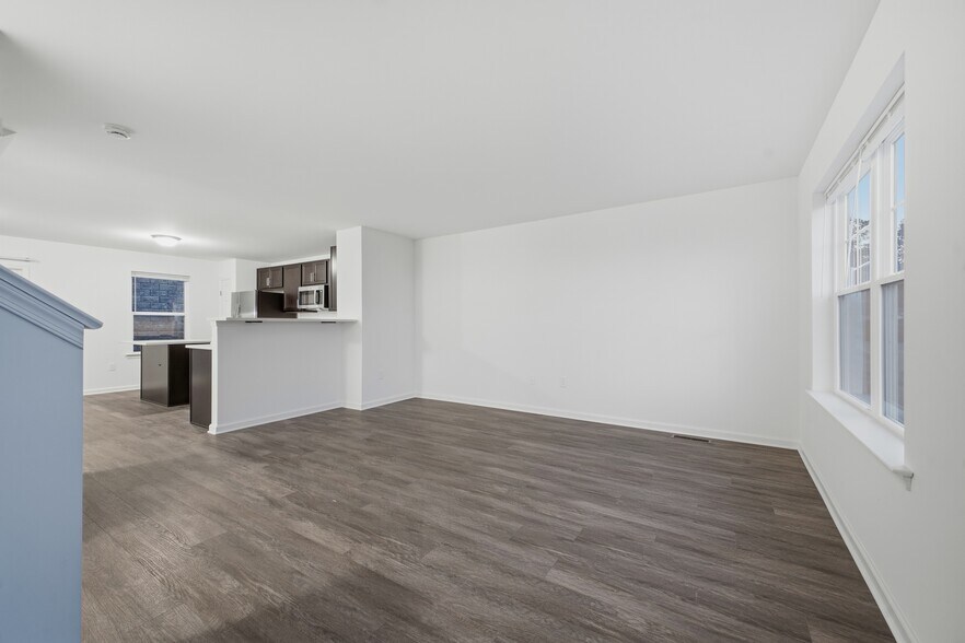 Building Photo - 1250 E 7th St