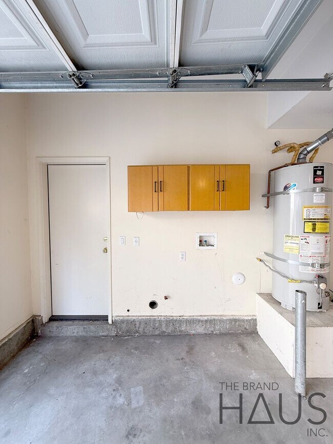 Building Photo - Desirable Oak Creek Community Detached Home with Two Car Garage