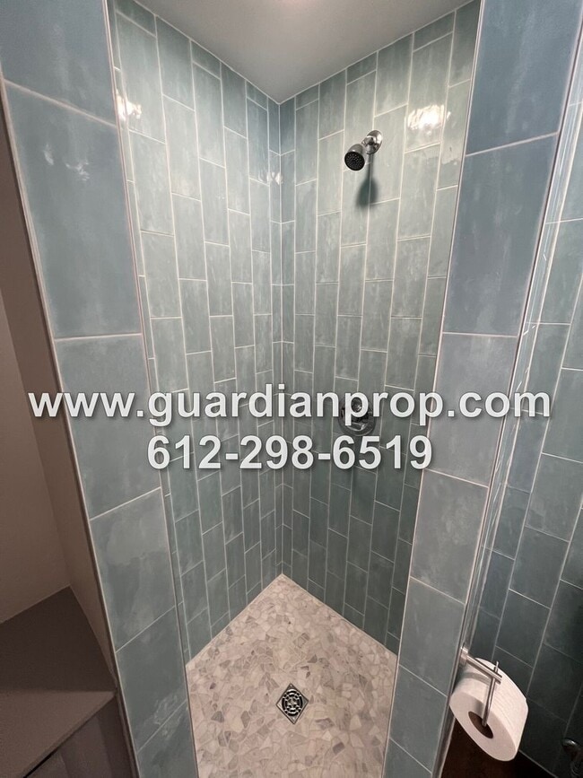 Building Photo - Updated Roseville House on Large Corner Lo...