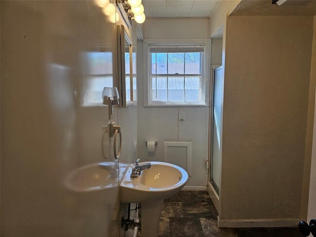 Building Photo - 503 W 12th St