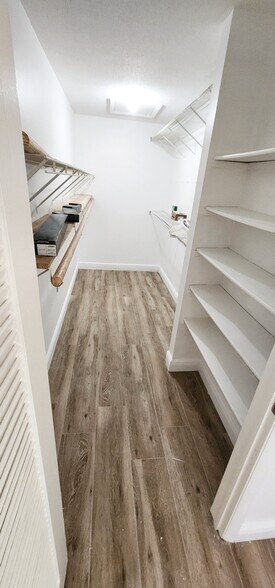 Large Walk In Closet - 10403 N Kendall Dr