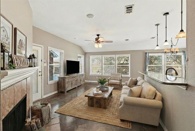 Building Photo - 1018 Karen St