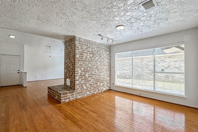 Building Photo - 16319 La Luna Dr