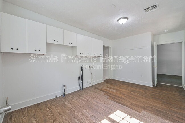 Building Photo - 713 SW 25th St