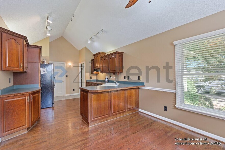 Building Photo - 137 N Shore Dr