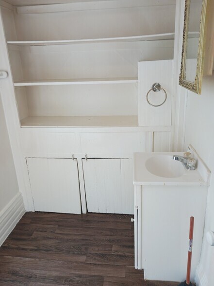 Building Photo - 812 W Main St