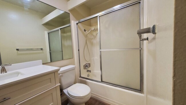 Building Photo - Spacious condo 55+ move in ready