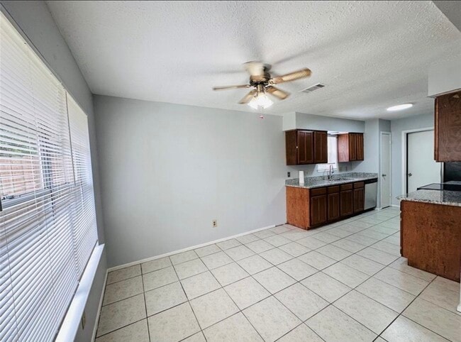 Building Photo - 7015 Sharpsburg Dr