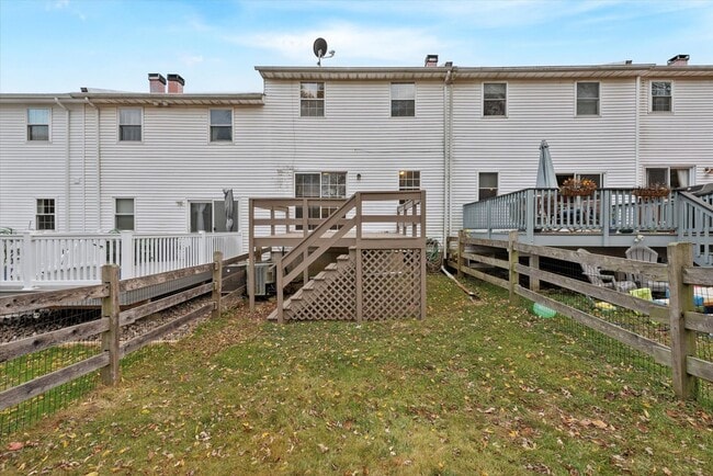 Building Photo - Available Now – Beautifully Updated 3 Bedr...