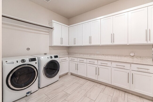 Building Photo - 10561 Lake Palmetto Dr