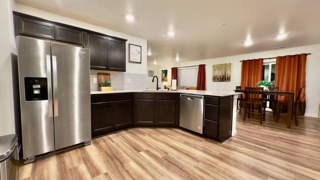 Building Photo - 5 Bedroom / 3 Bath Home with Fully Fenced ...