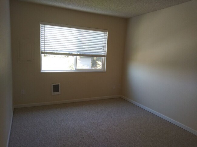 Building Photo - Better than Cool TH in Creston-Kenilworth