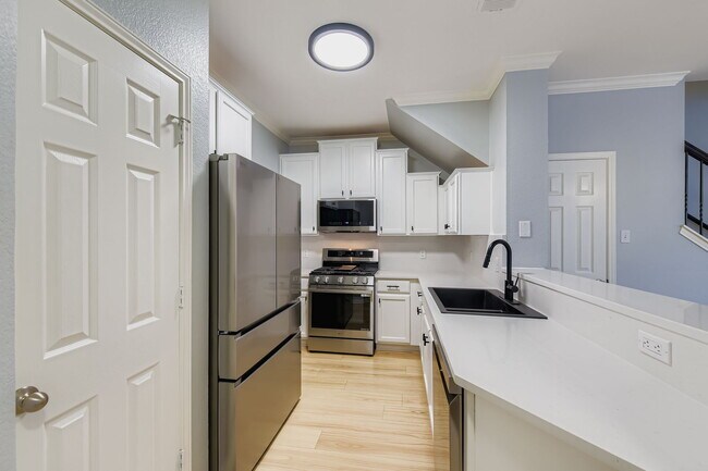 Building Photo - "Charming 3-Bed Townhouse Retreat with 151...