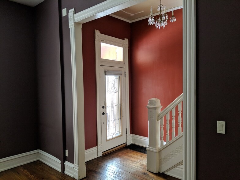 Entry - 2860 Humboldt St