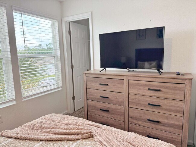 Building Photo - Furnished Townhome conveniently located!