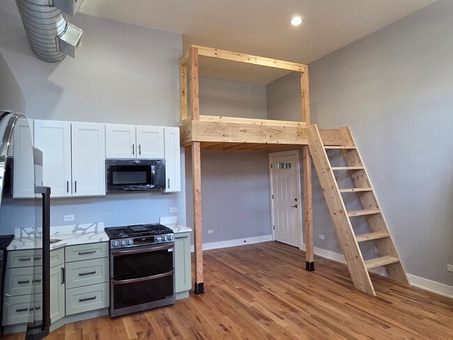 Building Photo - 831 S Western Ave