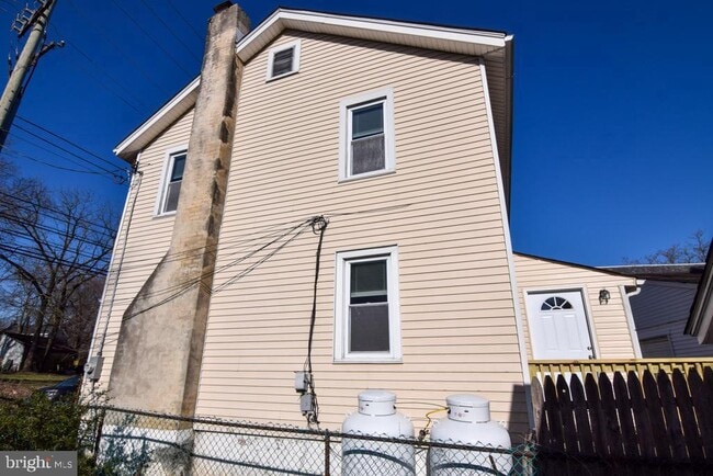 Building Photo - 1071 W Bristol Rd