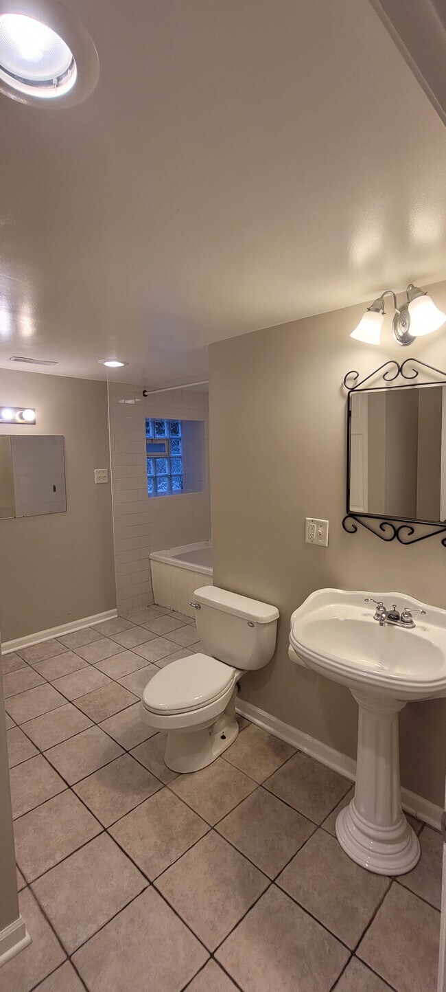 Building Photo - 4039 N Long Ave