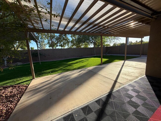 Building Photo - 1945 E Aloe Pl