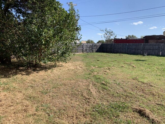 Building Photo - 1300 E Madison St