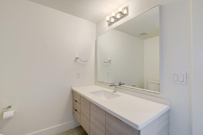 Building Photo - 604 N Bluff Dr