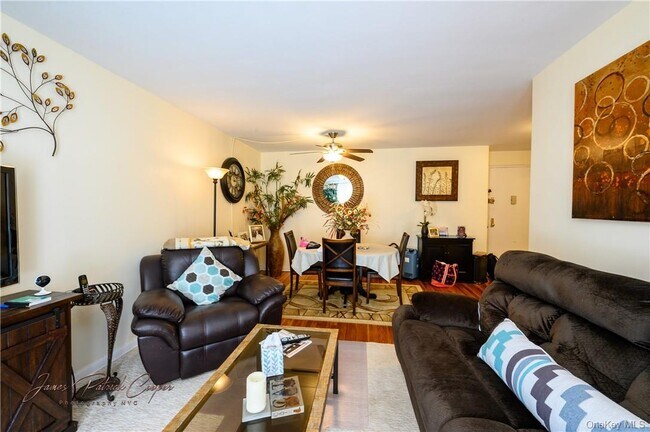 Building Photo - 5 Sadore Ln