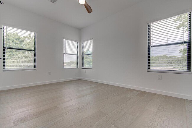 Building Photo - 2530 Steck Ave