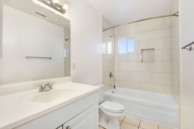 Building Photo - Available now this charming single-story 3B/2B in the City of Highland.