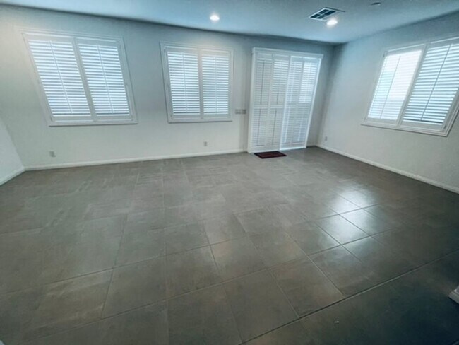 Building Photo - BEAUTIFUL 4 BEDROOM + LOFT HOME LOCATED IN...