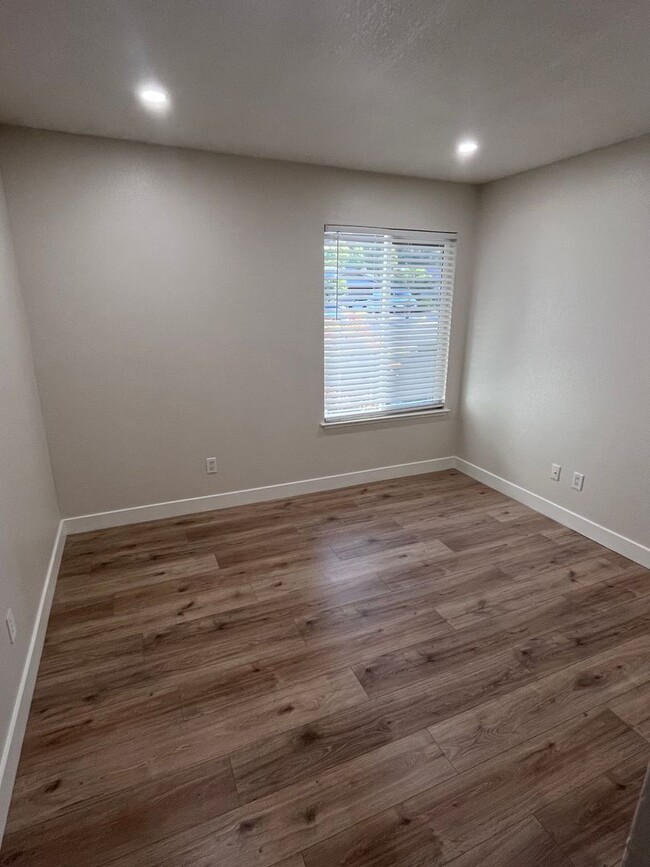 Building Photo - BEAUTIFUL REMODELED HOME IN ROSEVILLE!!