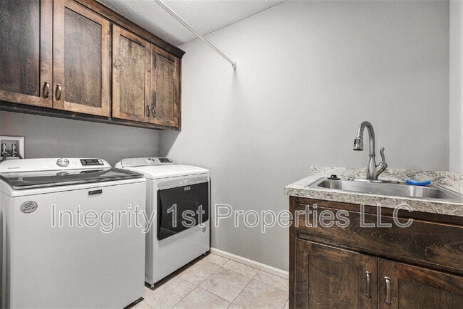 Building Photo - 6388 NW Sioux Dr