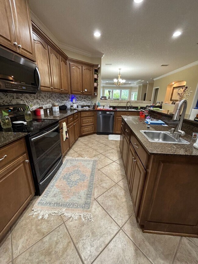 Building Photo - Rare find! 4/2 in Laurel Island
