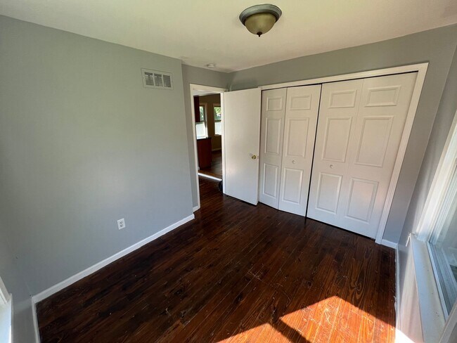 Building Photo - 2 bedroom 1 bathroom gem in Harrison Towns...