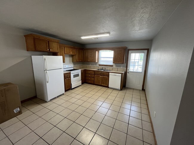 Building Photo - 10 Marie Ln