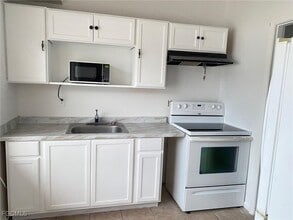 Building Photo - 15 Vineyard St