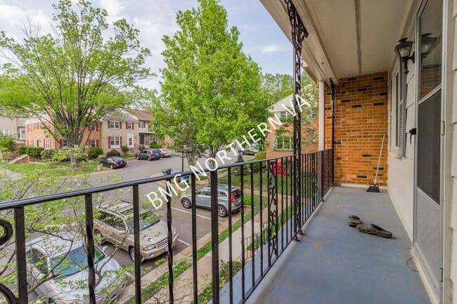 Building Photo - 3019 Seven Oaks Pl