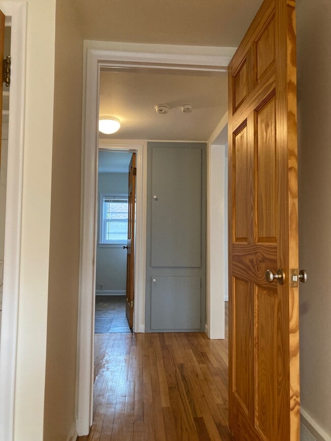 Building Photo - 3097 Lincolnview St