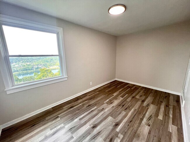 Building Photo - JUST Renovated! - 3 Bedroom 1 Bathroom - C...