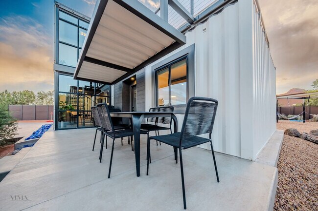 Building Photo - 736 W Rider Dr