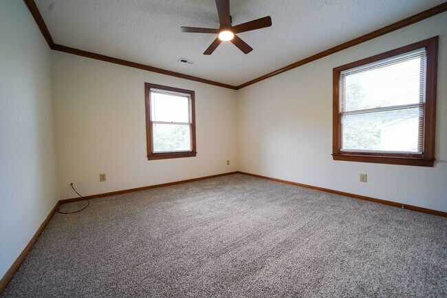 Building Photo - UNCC Area.  2 story 4 BR 2 1/2 BA Large Fe...